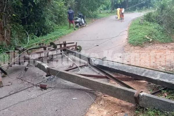 ಬೆಳ್ತಂಗಡಿ: ಕಾಂಕ್ರೀಟ್ ಮಿಕ್ಸಿಂಗ್ ಲಾರಿ ಅವಾಂತರ- ಉರುಳಿದ ಕಂಬ