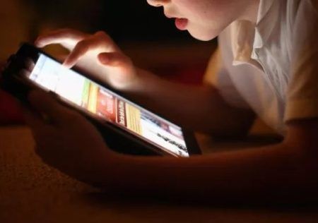 ಮೊಬೈಲ್ ನೋಡುತಿದ್ದ ಐದು ವರ್ಷದ ಬಾಲಕಿ ಹೃದಯಾಘಾತದಿಂದ ಸಾವು..!