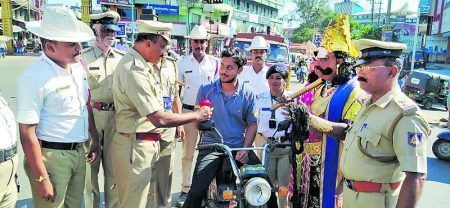 ಇಲ್ಲಿದ್ದಾನೆ ಯಮ ಹುಷಾರ್.! – ಜಾಗೃತಿ ಮೂಡಿಸಿದ ಪೊಲೀಸರು