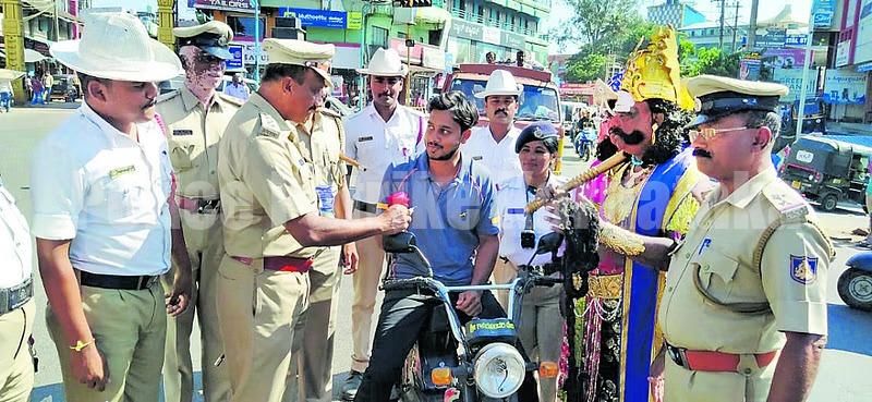 ಇಲ್ಲಿದ್ದಾನೆ ಯಮ ಹುಷಾರ್.! – ಜಾಗೃತಿ ಮೂಡಿಸಿದ ಪೊಲೀಸರು