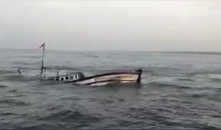 ಉಳ್ಳಾಲ: ಸಮುದ್ರದ ಕಲ್ಲಿಗೆ ಬಡಿದು ದೋಣಿ ಮುಳುಗಡೆ – ಐವರ ರಕ್ಷಣೆ