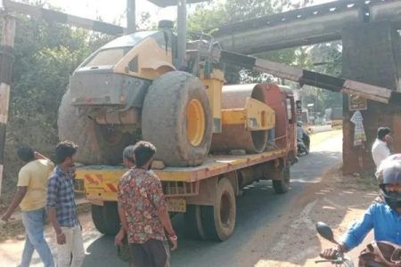 ಬಂಟ್ವಾಳ: ರೈಲ್ವೆ ಓವರ್ ಬ್ರಿಡ್ಜ್ ಅಡಿ ಸಿಕ್ಕಿಹಾಕಿಕೊಂಡ ರೋಡ್ ರೋಲರ್