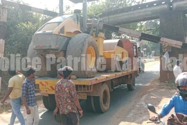 ಬಂಟ್ವಾಳ: ರೈಲ್ವೆ ಓವರ್ ಬ್ರಿಡ್ಜ್ ಅಡಿ ಸಿಕ್ಕಿಹಾಕಿಕೊಂಡ ರೋಡ್ ರೋಲರ್