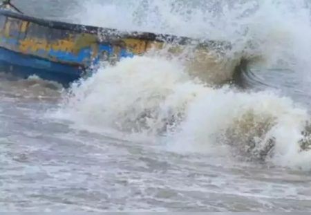 ಉಡುಪಿ: ಸಮುದ್ರದ ನೀರಿನ ಸೆಳೆತಕ್ಕೆ ಸಿಲುಕಿ ಕೊಚ್ಚಿ ಹೋಗುತ್ತಿದ್ದ ಇಬ್ಬರ ರಕ್ಷಣೆ