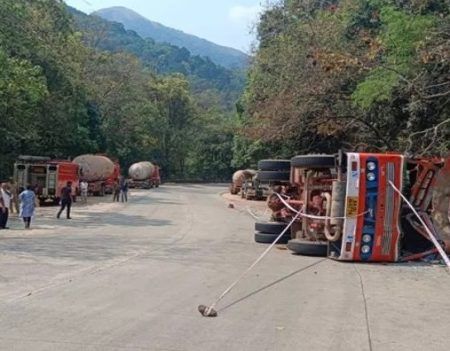 ಶಿರಾಡಿ ಘಾಟಿಯಲ್ಲಿ ರಸ್ತೆಗುರುಳಿದ ಗ್ಯಾಸ್ ತುಂಬಿದ ಟ್ಯಾಂಕರ್ , ಗ್ಯಾಸ್ ಸೋರಿಕೆ –ಸಂಚಾರ ಅಸ್ತವ್ಯಸ್ತ