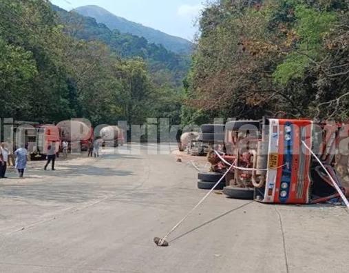 ಶಿರಾಡಿ ಘಾಟಿಯಲ್ಲಿ ರಸ್ತೆಗುರುಳಿದ ಗ್ಯಾಸ್ ತುಂಬಿದ ಟ್ಯಾಂಕರ್ , ಗ್ಯಾಸ್ ಸೋರಿಕೆ –ಸಂಚಾರ ಅಸ್ತವ್ಯಸ್ತ