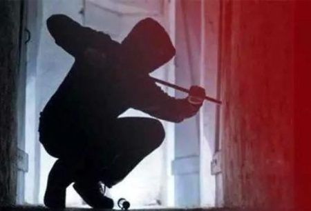 ಕಾರ್ಕಳ : ಕಿಟಕಿಯ ಬಾಗಿಲ ಚಿಲಕ ಮುರಿದು ಮನೆಗೆ ನುಗ್ಗಿ ನಗದು ಕಳವು