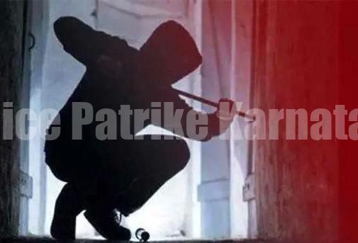 ಕಾರ್ಕಳ : ಕಿಟಕಿಯ ಬಾಗಿಲ ಚಿಲಕ ಮುರಿದು ಮನೆಗೆ ನುಗ್ಗಿ ನಗದು ಕಳವು