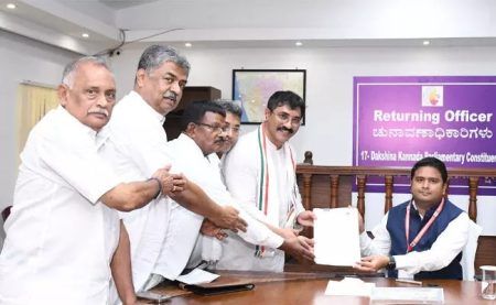 ದಕ್ಷಿಣ ಕನ್ನಡ ಲೋಕಸಭಾ ಕ್ಷೇತ್ರದ ಕಾಂಗ್ರೆಸ್ ಅಭ್ಯರ್ಥಿ ಪದ್ಮರಾಜ್ ನಾಮಪತ್ರ ಸಲ್ಲಿಕೆ