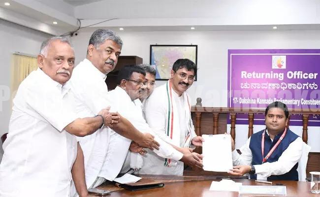 ದಕ್ಷಿಣ ಕನ್ನಡ ಲೋಕಸಭಾ ಕ್ಷೇತ್ರದ ಕಾಂಗ್ರೆಸ್ ಅಭ್ಯರ್ಥಿ ಪದ್ಮರಾಜ್ ನಾಮಪತ್ರ ಸಲ್ಲಿಕೆ