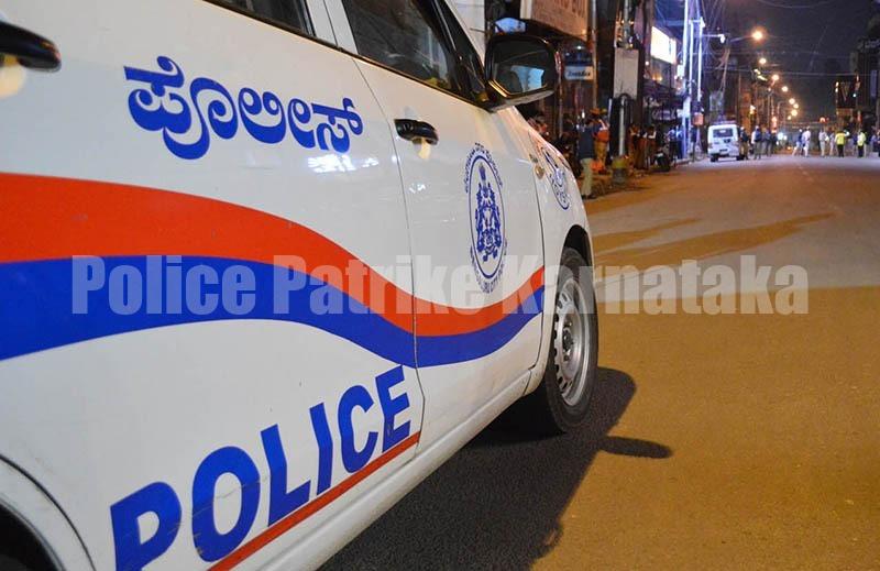 ಮಧ್ಯರಾತ್ರಿ ಅರೆಬೆತ್ತಲೆಯಾಗಿ ಮನೆಗೆ ನುಗ್ಗಿ ಬಾಗಿಲ ತಟ್ಟಿ ಓಡುತಿದ್ದ ಯುವಕನ್ನು ಪೊಲೀಸರಿಗೆ ಒಪ್ಪಿಸಿದ ಸಾರ್ವಜನಿಕರು