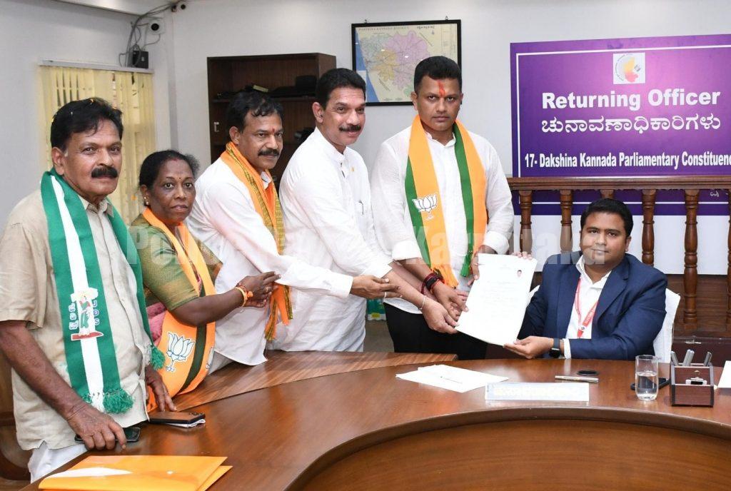 ಮಂಗಳೂರು: ನಾಮಪತ್ರ ಸಲ್ಲಿಸಿದ ಬಿಜೆಪಿ ಅಭ್ಯರ್ಥಿ ಕ್ಯಾ. ಬ್ರಿಜೇಶ್ ಚೌಟ