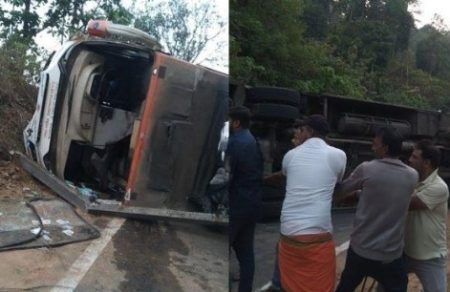 ಸುಳ್ಯ: ವಿದ್ಯುತ್ ಕಂಬಕ್ಕೆ ಢಿಕ್ಕಿ ಹೊಡೆದು ಖಾಸಗಿ ಬಸ್ ಪಲ್ಟಿ