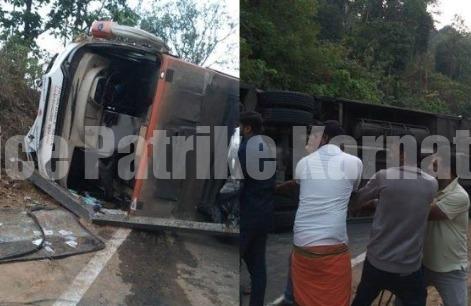 ಸುಳ್ಯ: ವಿದ್ಯುತ್ ಕಂಬಕ್ಕೆ ಢಿಕ್ಕಿ ಹೊಡೆದು ಖಾಸಗಿ ಬಸ್ ಪಲ್ಟಿ