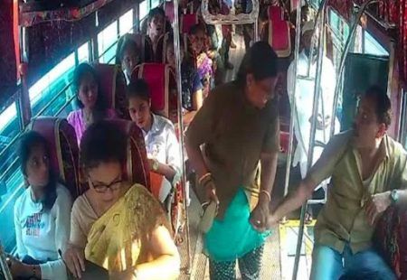 ಬಸ್ ಟೈಮಿಂಗ್ ವಿಚಾರವಾಗಿ ಎರಡು ಬಸ್ ನಿರ್ವಾಹಕರ ನಡುವೆ ಹೊಡೆದಾಟ..!