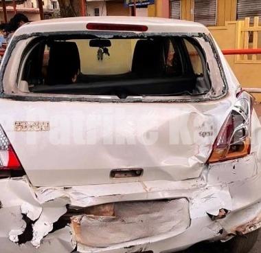 ಸುಳ್ಯ: ರಸ್ತೆಯ ಬದಿಯಲ್ಲಿ ನಿಲ್ಲಿಸಿದ್ದ ಕಾರಿಗೆ ಕಂಟೈನರ್ ಢಿಕ್ಕಿ- ಕಾರಿನ ಹಿಂಬದಿ ಸಂಪೂರ್ಣ ಜಖಂ