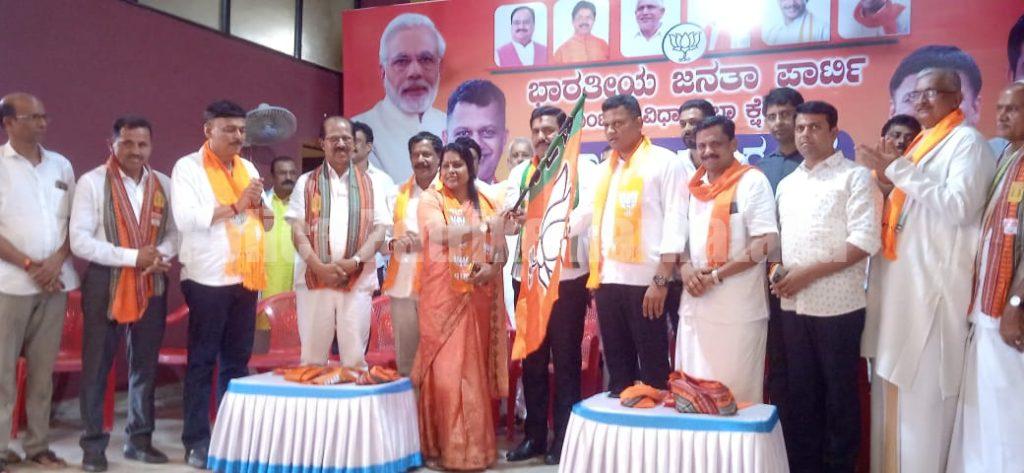 ಮಂಗಳೂರು: ಕಾಂಗ್ರೆಸ್ ತೊರೆದು ಬಿಜೆಪಿ ಸೇರಿದ ಮಾಜಿ ಮೇಯರ್ ಕವಿತಾ ಸನಿಲ್