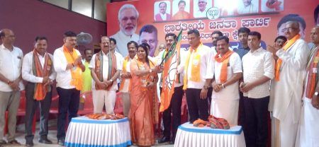 ಮಂಗಳೂರು: ಕಾಂಗ್ರೆಸ್ ತೊರೆದು ಬಿಜೆಪಿ ಸೇರಿದ ಮಾಜಿ ಮೇಯರ್ ಕವಿತಾ ಸನಿಲ್