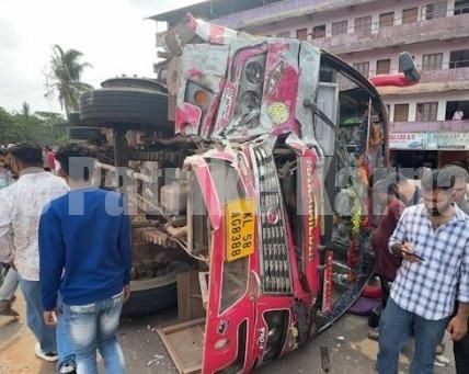 ಕಾಸರಗೋಡು: ಓವರ್ ಟೆಕ್ ಮಾಡುವ ಭರದಲ್ಲಿ ನಿಯಂತ್ರಣ ತಪ್ಪಿ ಖಾಸಗಿ ಬಸ್ ಪಲ್ಟಿ..!