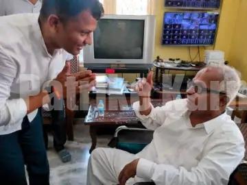 ಪೋಡ್ಯೊಡ್ಚಿ, ನಮನೆ ಗೆಂದುನಿ- ಬಿಜೆಪಿ ಅಭ್ಯರ್ಥಿಗೆ ಆಶೀರ್ವದಿಸಿದ ಹಿರಿಯ ಕಾಂಗ್ರೆಸ್ ನಾಯಕ