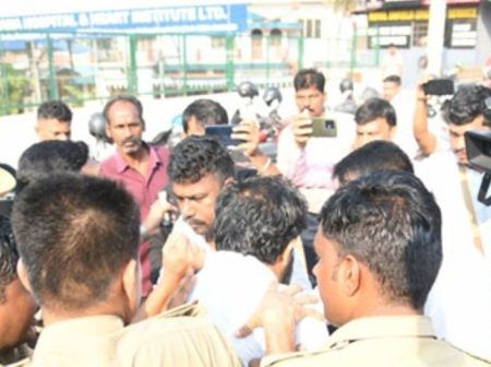 ಮಂಗಳೂರು: ಮತದಾನ ಕೇಂದ್ರದ ಬಳಿ ಪೊಲೀಸರೊಂದಿಗೆ ಕಾರ್ಯಕರ್ತರ ಘರ್ಷಣೆ