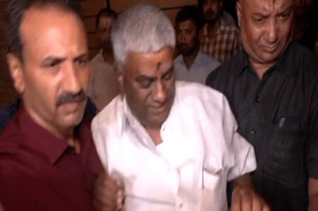 ಲೈಂಗಿಕ ದೌರ್ಜನ್ಯ ಕೇಸ್: ಹೆಚ್ಡಿ ರೇವಣ್ಣ ಬಂಧಿಸಿದ ಎಸ್ಐಟಿ ಅಧಿಕಾರಿಗಳು