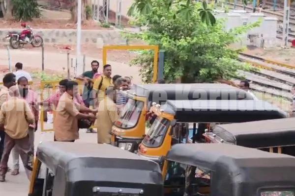 ಮಂಗಳೂರು ಸೆಂಟ್ರಲ್ ರೈಲ್ವೆ ನಿಲ್ದಾಣದಲ್ಲಿ ಪ್ರಯಾಣಿಕರು ಮತ್ತು ರಿಕ್ಷಾ ಚಾಲಕರ ನಡುವೆ ಹೊಡೆದಾಟ