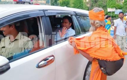 ದಕ್ಷಿಣ ಕನ್ನಡ ಜಿಲ್ಲಾಧಿಕಾರಿ ಬಳಿಯೇ ಭಿಕ್ಷೆ ಬೇಡಿದ ಭಿಕ್ಷುಕ – ಫೋಟೋ ವೈರಲ್