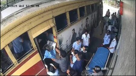 ಬಸ್ಸಿನಲ್ಲೇ ಮಗುವಿಗೆ ಜನ್ಮ ನೀಡಿದ ಮಹಿಳೆ. ಬಸ್ ಸಿಬಂದಿ, ವೈದ್ಯರ ಕಾರ್ಯಕ್ಕೆ ಮೆಚ್ಚುಗೆ