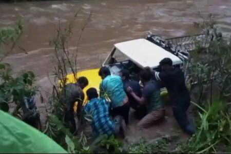 ಧಾರಾಕಾರ ಮಳೆ: ಕಲ್ಮಕಾರು ಸೇತುವೆಯಲ್ಲಿ ಸಿಕ್ಕಿಕೊಂಡ ಪಿಕಪ್ ವಾಹನ