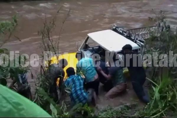 ಧಾರಾಕಾರ ಮಳೆ: ಕಲ್ಮಕಾರು ಸೇತುವೆಯಲ್ಲಿ ಸಿಕ್ಕಿಕೊಂಡ ಪಿಕಪ್ ವಾಹನ