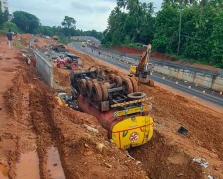 ಉಡುಪಿ: ರಸ್ತೆ ಬದಿಗೆ ಉರುಳಿಬಿದ್ದ ಟ್ಯಾಂಕರ್