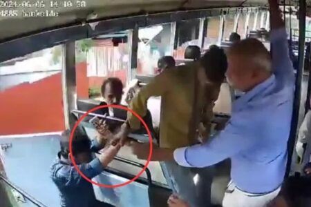 ಕಂಡಕ್ಟರ್ ಕೈಯಲಿತ್ತು ಯುವಕನ ಪ್ರಾಣ-ವೀಡಿಯೋ ವೈರಲ್