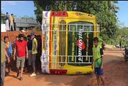 ಬಂಟ್ವಾಳ: ಚಾಲಕನ ನಿಯಂತ್ರಣ ತಪ್ಪಿ ಖಾಸಗಿ ಬಸ್ ಪಲ್ಟಿ