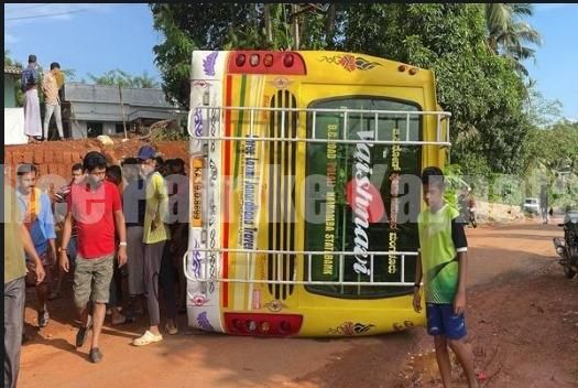 ಬಂಟ್ವಾಳ: ಚಾಲಕನ ನಿಯಂತ್ರಣ ತಪ್ಪಿ ಖಾಸಗಿ ಬಸ್ ಪಲ್ಟಿ