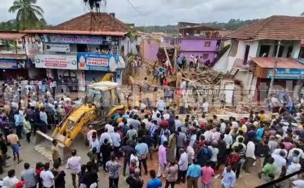 ಮಡಿಕೇರಿ : ಕುಸಿದು ಬಿದ್ದ ಹಳೆಯ ಕಟ್ಟಡ.. ಅವಶೇಷಗಳಡಿ ಹಲವರು ಸಿಲುಕಿರುವ ಶಂಕೆ, ಮೂವರ ರಕ್ಷಣೆ
