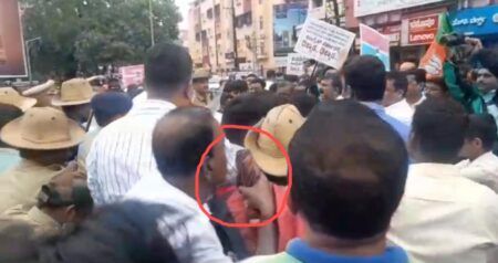 ಮಂಗಳೂರು: ಪ್ರತಿಭಟನೆ ವೇಳೆ ಪೊಲೀಸ್ ಸಿಬ್ಬಂದಿಯ ಪರ್ಸ್ ಎಗರಿಸಿದ ಕಳ್ಳ..!