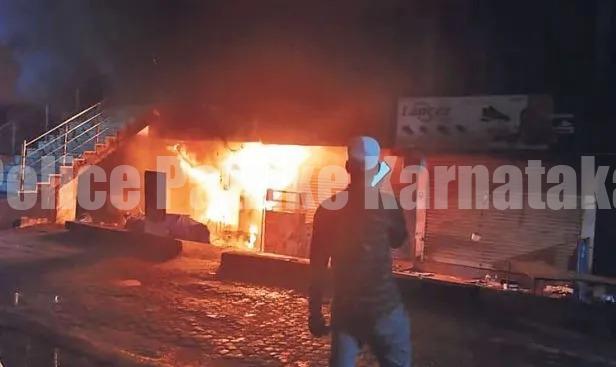 ಉಪ್ಪಿನಂಗಡಿ: ಬಹುಮಹಡಿ ಕಟ್ಟಡಕ್ಕೆ ಆಕಸ್ಮಿಕ ಬೆಂಕಿ- 5ಕ್ಕೂ ಹೆಚ್ಚು ಅಂಗಡಿಗಳಿಗೆ ಹಾನಿ..!