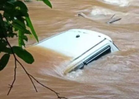 ಕಾಸರಗೋಡು: ನೀರಿನಲ್ಲಿ ಕೊಚ್ಚಿ ಹೋದ ಕಾರು..! ಇಬ್ಬರು ಅಪಾಯದಿಂದ ಪಾರು
