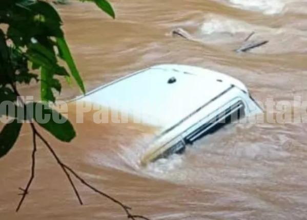 ಕಾಸರಗೋಡು: ನೀರಿನಲ್ಲಿ ಕೊಚ್ಚಿ ಹೋದ ಕಾರು..! ಇಬ್ಬರು ಅಪಾಯದಿಂದ ಪಾರು