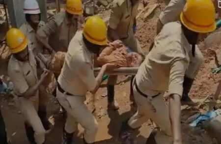ಮಂಗಳೂರು: ಕಟ್ಟಡ ನಿರ್ಮಾಣ ಕಾಮಗಾರಿ ವೇಳೆ ಮಣ್ಣು ಕುಸಿತ ಪ್ರಕರಣ -ಓರ್ವ ಕಾರ್ಮಿಕನ ರಕ್ಷಣೆ
