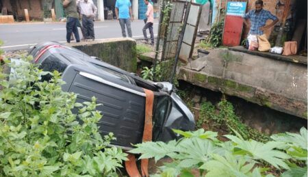 ವಿಟ್ಲ: ಚಾಲಕನ ನಿಯಂತ್ರಣ ತಪ್ಪಿ ಚರಂಡಿಗೆ ಬಿದ್ದ ಕಾರು