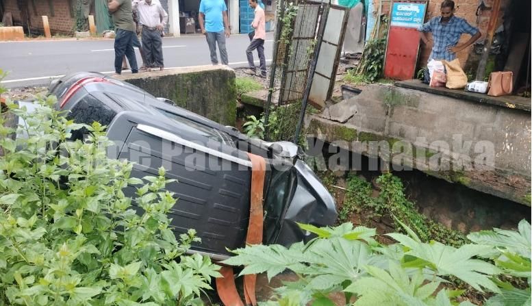 ವಿಟ್ಲ: ಚಾಲಕನ ನಿಯಂತ್ರಣ ತಪ್ಪಿ ಚರಂಡಿಗೆ ಬಿದ್ದ ಕಾರು