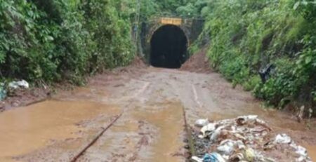 ಮಂಗಳೂರು : ಕೊಂಕಣ ರೈಲ್ವೆ ಹಳಿ ಮೇಲೆ ಮಣ್ಣು ಕುಸಿದು 14 ಗಂಟೆಗಳ ಕಾಲ ರೈಲು ಸೇವೆ ಸ್ಥಗಿತ..!