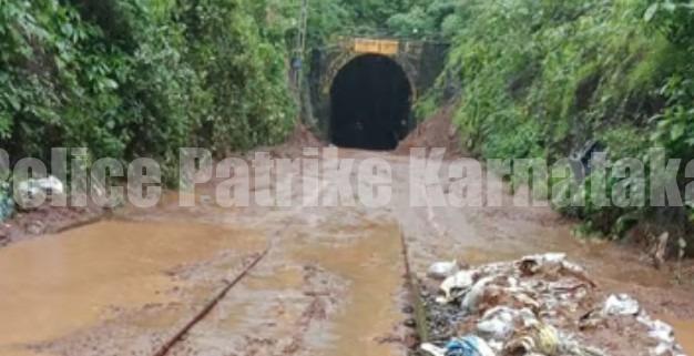 ಮಂಗಳೂರು : ಕೊಂಕಣ ರೈಲ್ವೆ ಹಳಿ ಮೇಲೆ ಮಣ್ಣು ಕುಸಿದು 14 ಗಂಟೆಗಳ ಕಾಲ ರೈಲು ಸೇವೆ ಸ್ಥಗಿತ..!