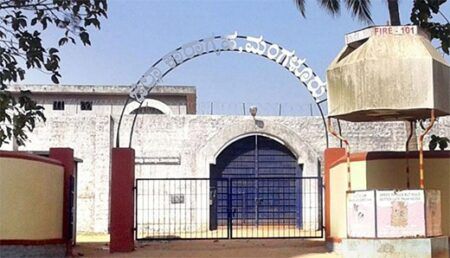 ಮಂಗಳೂರು : ಜಿಲ್ಲಾ ಕಾರಾಗೃಹಕ್ಕೆ ಪೊಲೀಸರಿಂದ ಹಠಾತ್ ದಾಳಿ- ಗಾಂಜಾ ,ಮೊಬೈಲ್ ಫೋನ್ ವಶಕ್ಕೆ