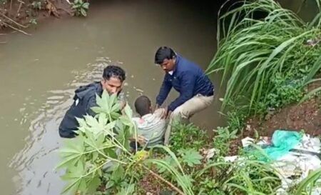 ಮಂಗಳೂರು: ಮದ್ಯದ ನಶೆಯಲ್ಲಿ ಮೋರಿಗೆ ಬಿದ್ದ ವ್ಯಕ್ತಿಯನ್ನು ರಕ್ಷಿಸಿದ ಪೊಲೀಸರು