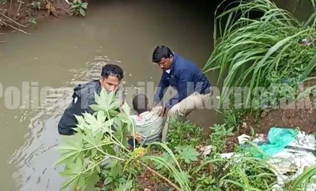 ಮಂಗಳೂರು: ಮದ್ಯದ ನಶೆಯಲ್ಲಿ ಮೋರಿಗೆ ಬಿದ್ದ ವ್ಯಕ್ತಿಯನ್ನು ರಕ್ಷಿಸಿದ ಪೊಲೀಸರು