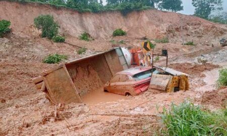 ಶಿರಾಡಿ ಘಾಟ್ನಲ್ಲಿ ಭಾರೀ ಭೂಕುಸಿತ, ಮಣ್ಣಿನಡಿ ಸಿಲುಕಿದ ಹಲವು ವಾಹನಗಳು
