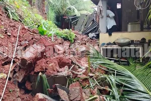 ವಿಪರೀತ ಮಳೆ: ವಿಟ್ಲ ಪೊಲೀಸ್ ಠಾಣೆಯ ವಸತಿ ಗೃಹದ ತಡೆಗೋಡೆ ಕುಸಿತ